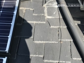 劣化し一部割れたスレート屋根