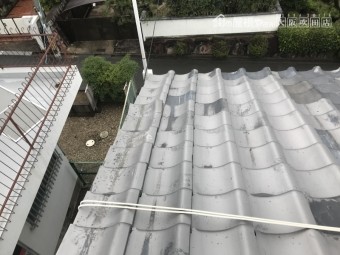 台風で歪んだケラバ部分の瓦