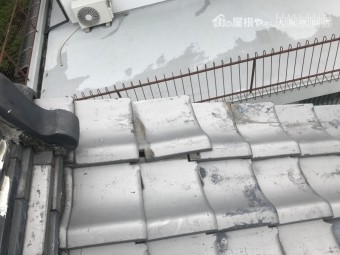 台風で歪んだケラバ部分の瓦