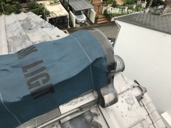 台風で崩壊した大棟をアスファルトルーフィングシートでカバー