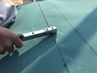防水シート施工タッカーとめ