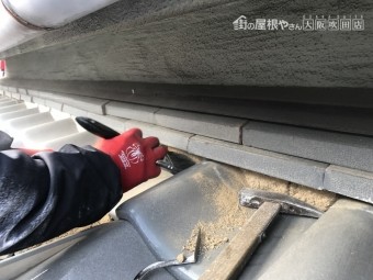 古い漆喰を剥がす