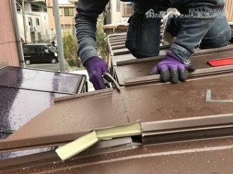 立平の端をはさみで切っている様子