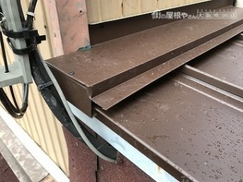 下屋根カバー工事壁際雨押えの施工