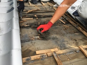 朽ちた引っかけ瓦桟の撤去