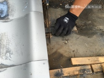 朽ちた引っかけ瓦桟の撤去