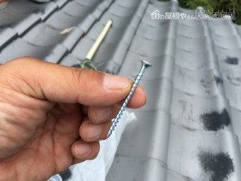 桟を打ち付けるビス