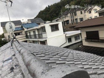 台風による大棟のゆがみ