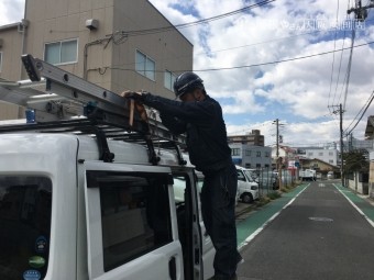 梯子をなおしている様子