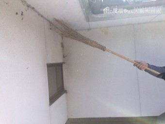 軒天のクモの巣の撤去