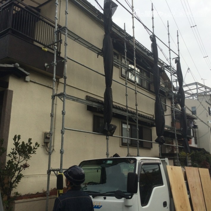 吹田市2階建て瓦屋根の現場に足場を組んでいるところ