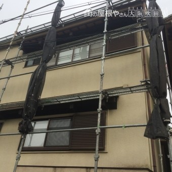 吹田市2階建て瓦屋根の現場に足場を組んでいるところ