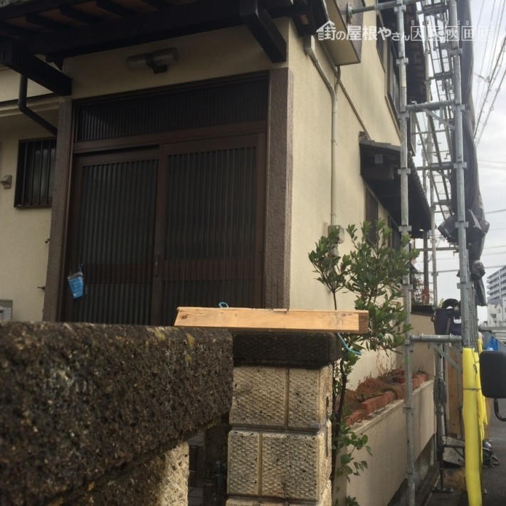 吹田市2階建て瓦屋根の現場に足場を組んでいるところ