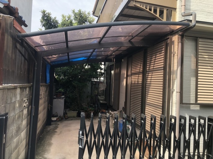 ポリカ製の屋根のカーポート