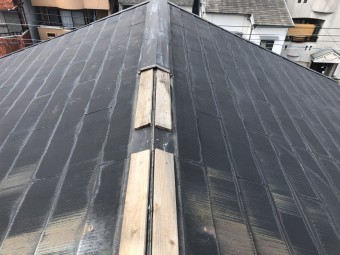 台風で被災したスレート屋根の大棟板金