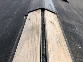 台風で被災したスレート屋根の大棟板金