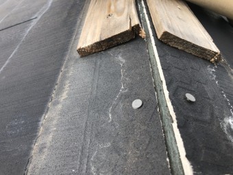 台風で被災したスレート屋根の大棟板金