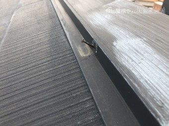 劣化し釘が飛び出たスレート屋根の大棟板金