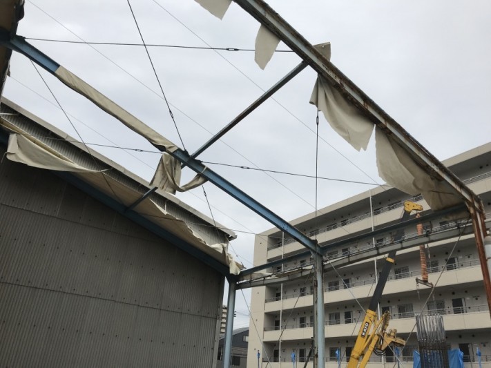 台風もしくは経年劣化により破れた工場屋根