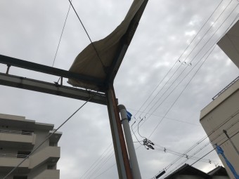 台風もしくは経年劣化により破れた工場屋根