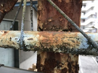 劣化し錆びた建物の躯体