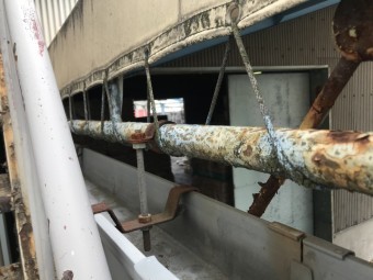 劣化し錆びた建物の躯体