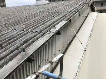 劣化し剥がれ落ちた屋根材