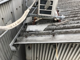 劣化し剥がれ落ちた屋根材
