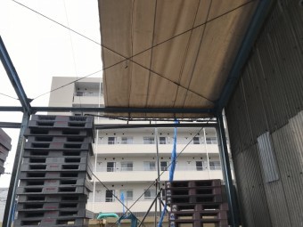 台風もしくは経年劣化により破れた工場屋根