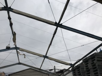 台風もしくは経年劣化により破れた工場屋根