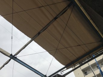 台風もしくは経年劣化により破れた工場屋根