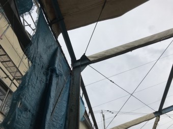 台風もしくは経年劣化により破れた工場屋根