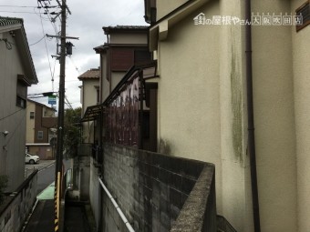 外壁塗装が黒ずんで劣化している様子