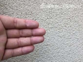 外壁塗装の劣化により塗料の粘りがなくなりチョーキング現象が出ている様子