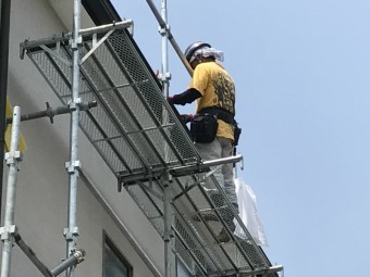 足場架け屋根修理する職人
