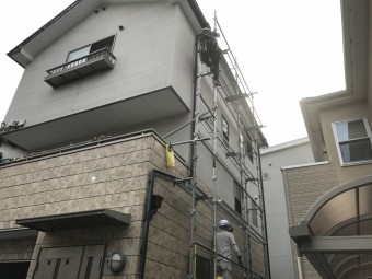 スレート屋根二階建て建物足場架け