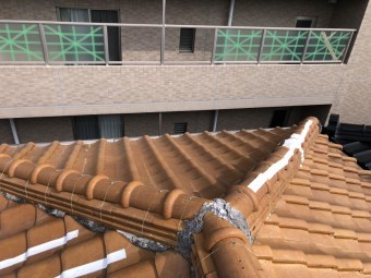 歪みが発生しテープで養生した屋根瓦