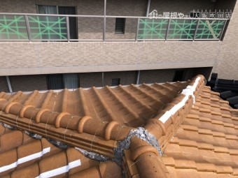 歪みが発生しテープで養生した屋根瓦