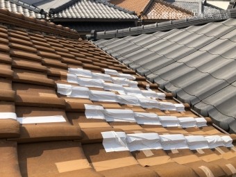 歪みが発生しテープで養生した屋根瓦