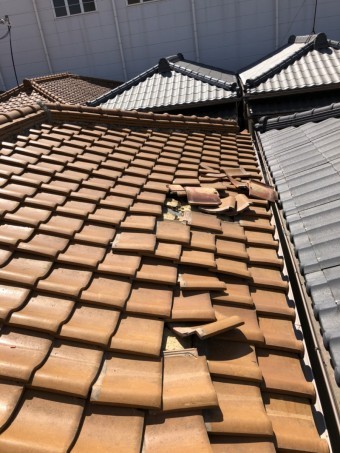 めくれた屋根瓦