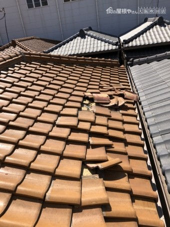 めくれた屋根瓦