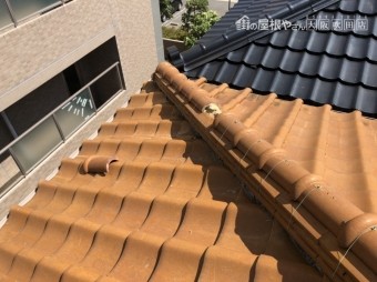 一部瓦が外れた下り棟