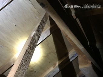 雨漏りのある屋根裏
