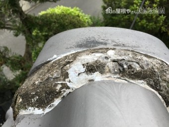 劣化した漆喰の鬼瓦まわり