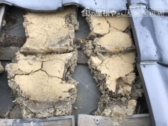 劣化して土の流れた屋根瓦下