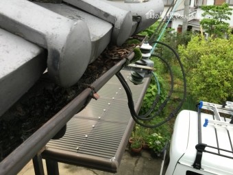 落ち葉やゴミの詰まった雨樋