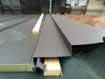 瓦とガルバリウム鋼板製の屋根の取り合いの収め