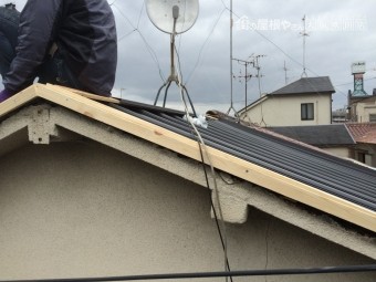 ケラバの鼻隠し板金を巻き込む前