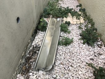 台風で外れた棟の板金
