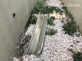 劣化し落下した大棟板金